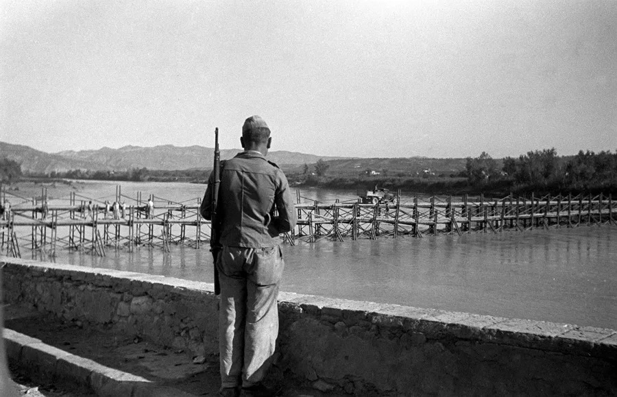 Soldat fotografiat per Hans Gutmann a Móra d'Ebre durant la Guerra Civil