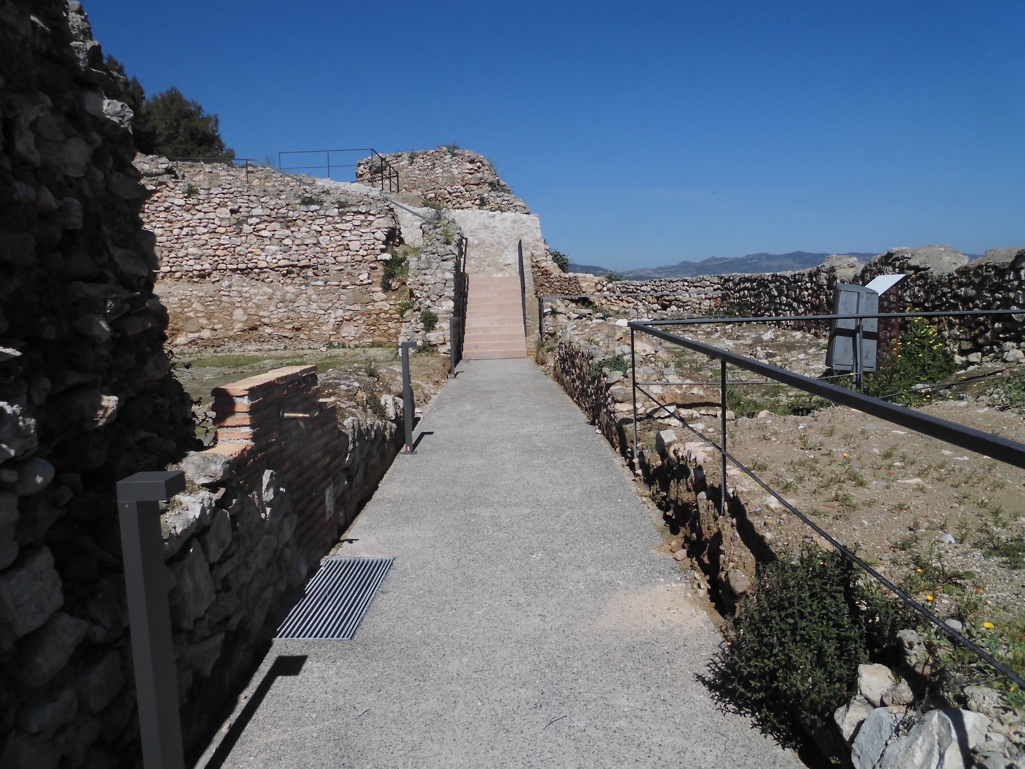 Castell de Móra d'Ebre i el riu Ebre
