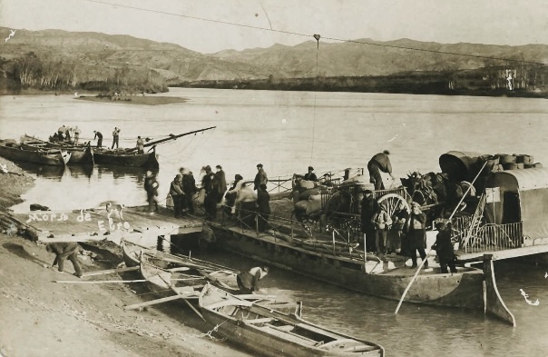 Pas de barca sobre el riu Ebre a Móra d'Ebre abans de la construcció dels ponts
