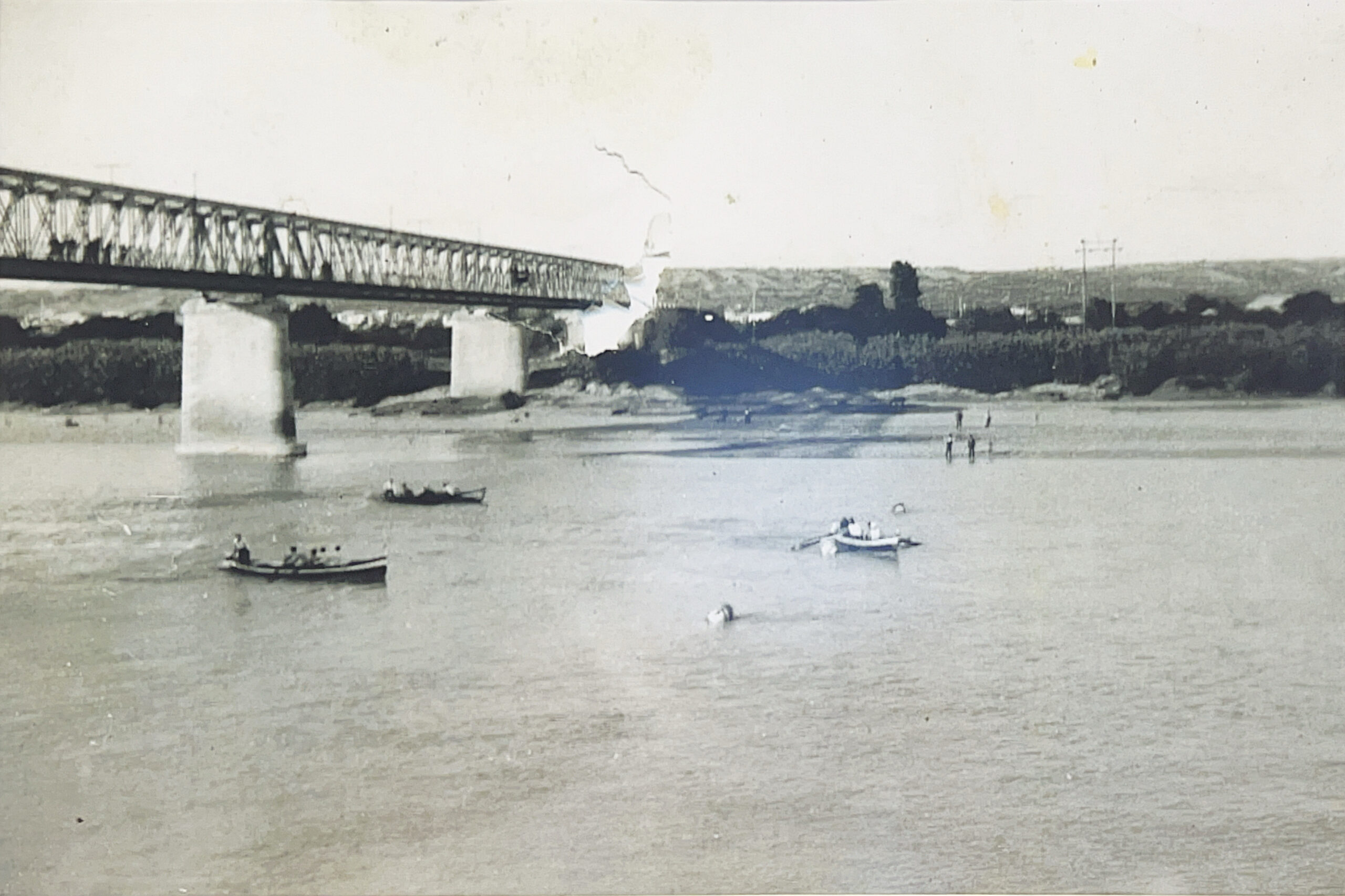 Pont de ferro de Móra d'Ebre i navegació al riu Ebre